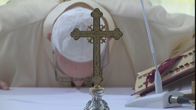 Papež <strong>moli za Evropo</strong> – <em>“Sem otrok luči ali otrok teme?”</em>