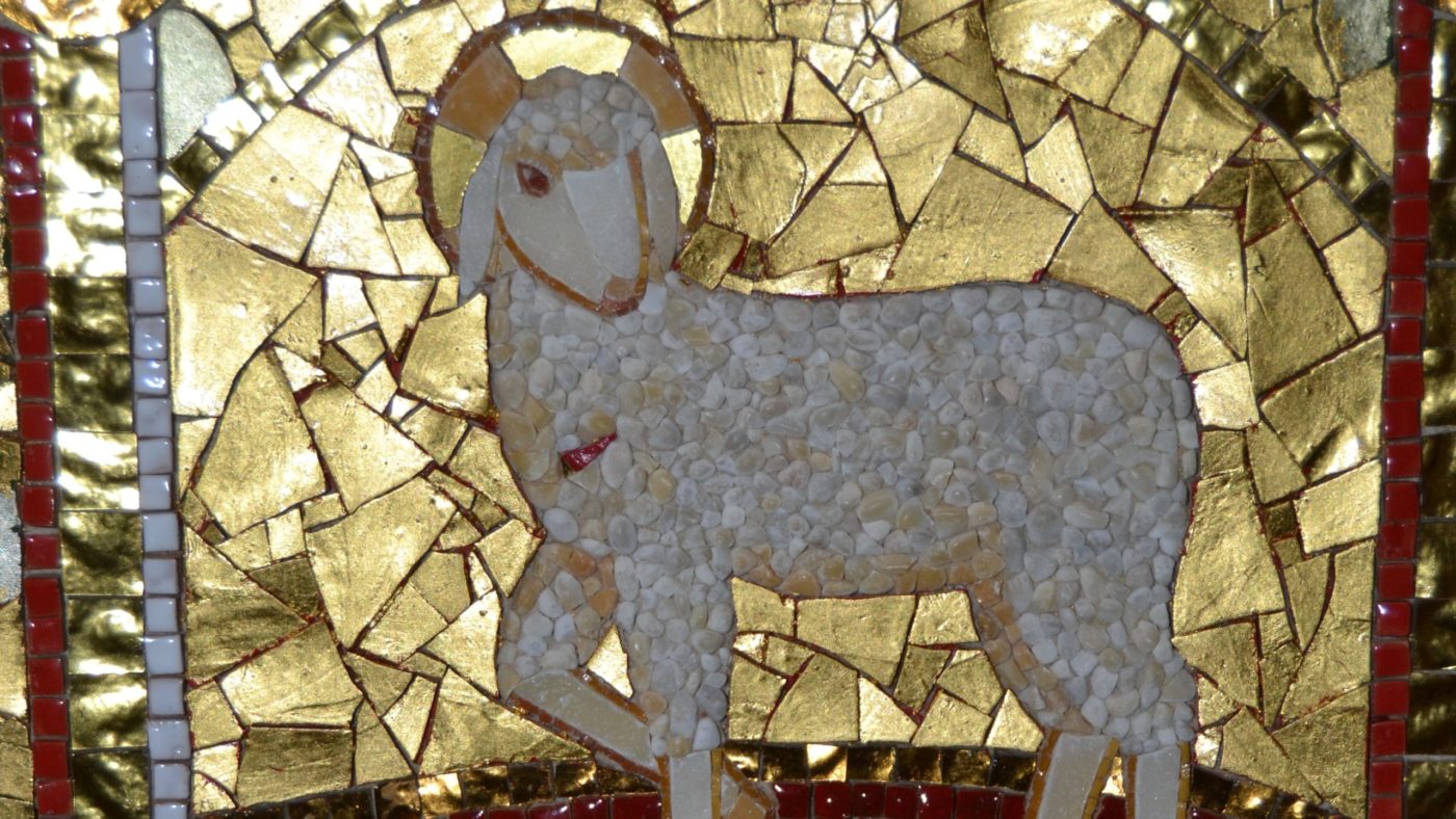 jagnje, <em>Kristus</em> je moral trpeti in tako <strong>doseči slavo</strong>