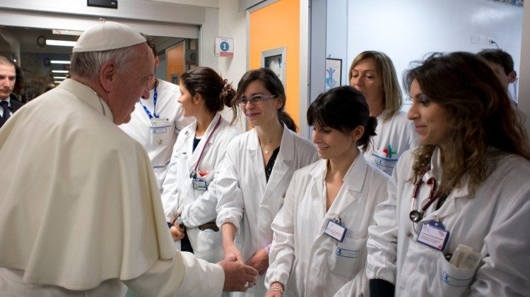 Papeževa <em>poslanica</em> <strong>ob dnevu medicinskih sester</strong>