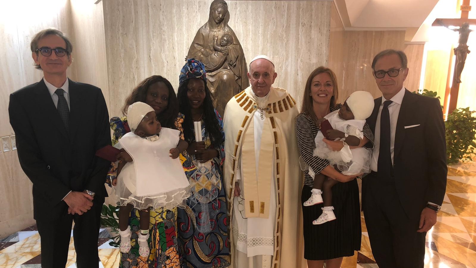<em>Papež krstil deklici</em>, ki sta se rodili z <strong>zraščenima glavama </strong>