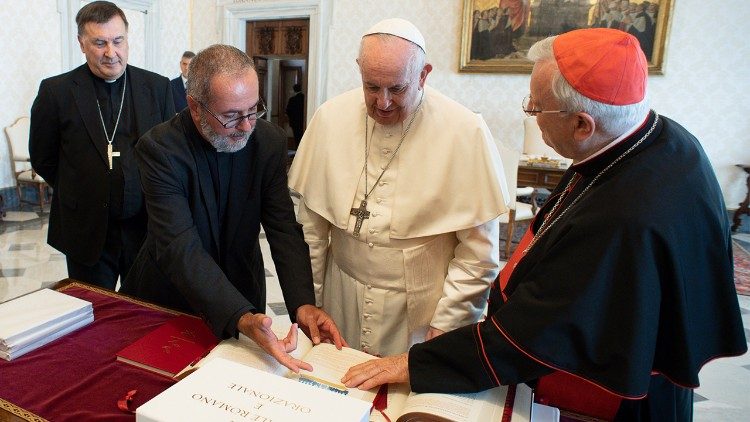 Papežu predstavili <strong>novi misal</strong> v <em>italijanskem jeziku</em>