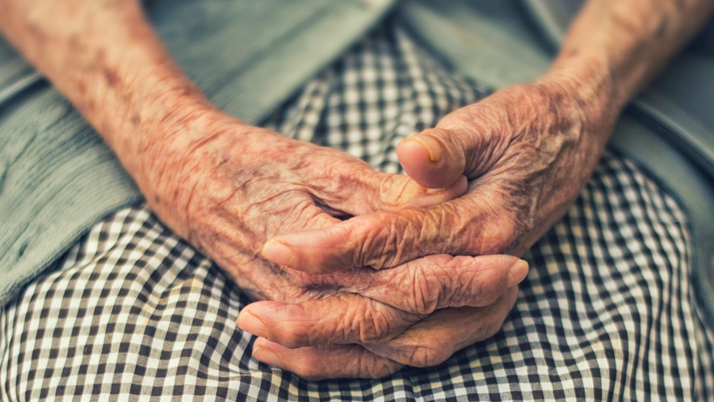cristian-newman-CeZypKDceQc-unsplash, pomoč v domovih Člani <em>laiških organizacij in duhovnih gibanj</em> ter ljudje dobre volje <strong>vabljeni, da pomagate v domovih za starejše!</strong>