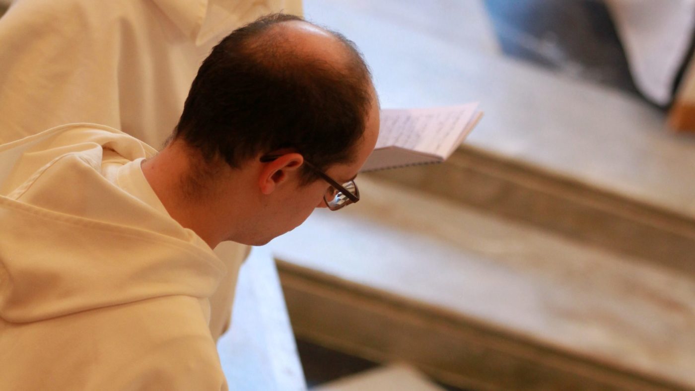 father-james–GVuNKDAs2c-unsplash OBOLELi <em>Stanje</em> slovenskih <strong>duhovnikov obolelih za COVID-19 </strong>
