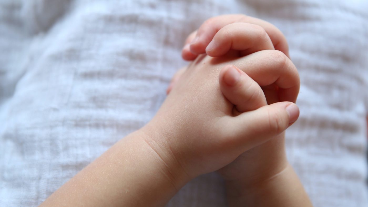jude-beck-slGsBUNmCc0-unsplash otrok moli V <em>naši družini</em> praznujemo … <strong>praznik Vseh svetih</strong>