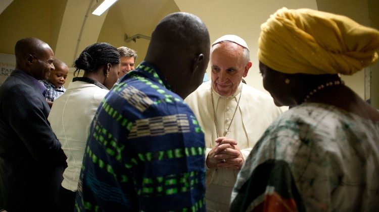 Papež ob <strong>40-letnici Jezuitske službe za begunce</strong>: <em>Podajati roko prijateljstva</em>