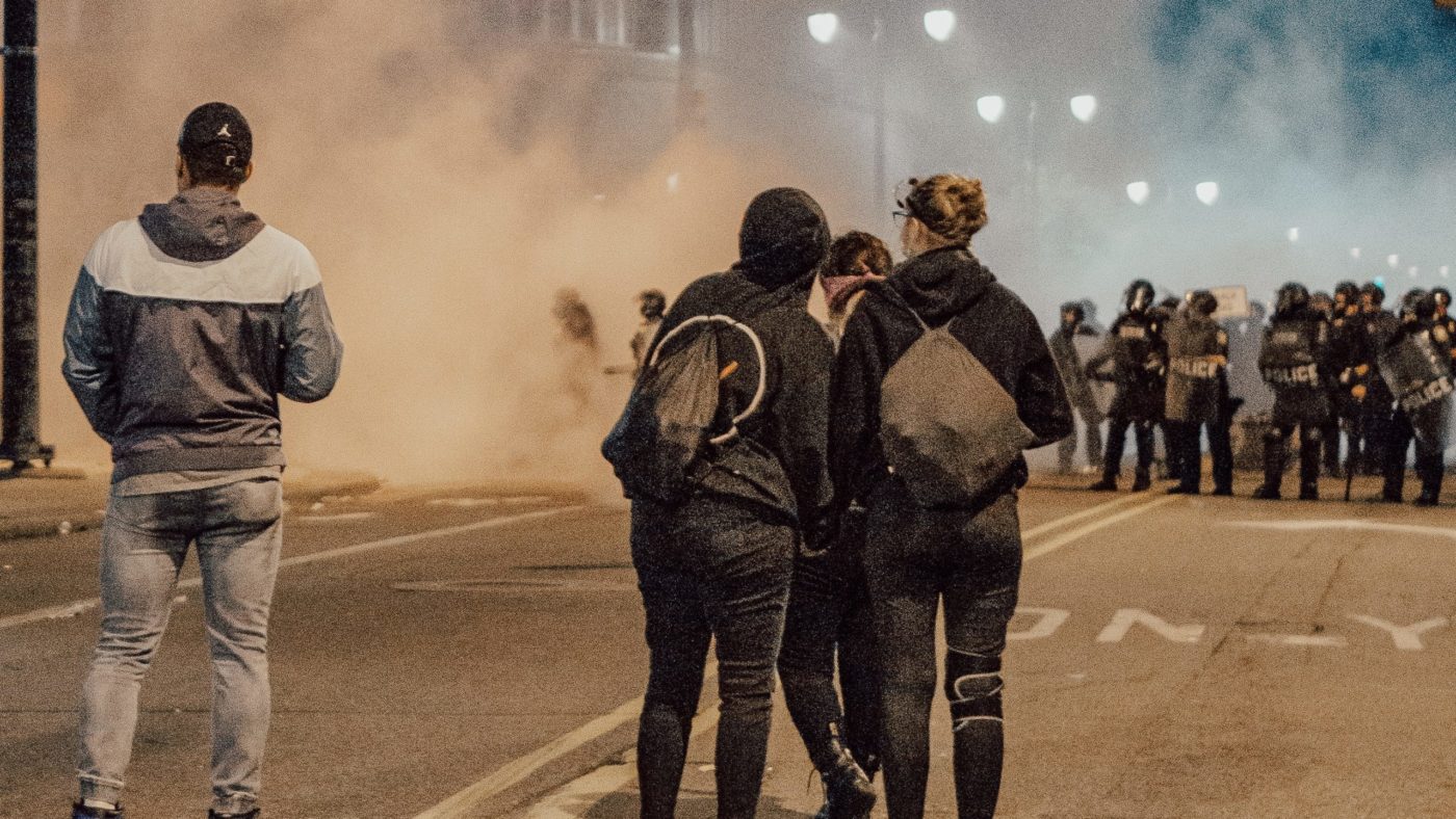 amber-kipp-1VOkdUa7FFI-unsplash (1) nasilje Stališče <EM>Komisije Pravičnost in mir</EM> do <strong>nasilnih protestov</strong>