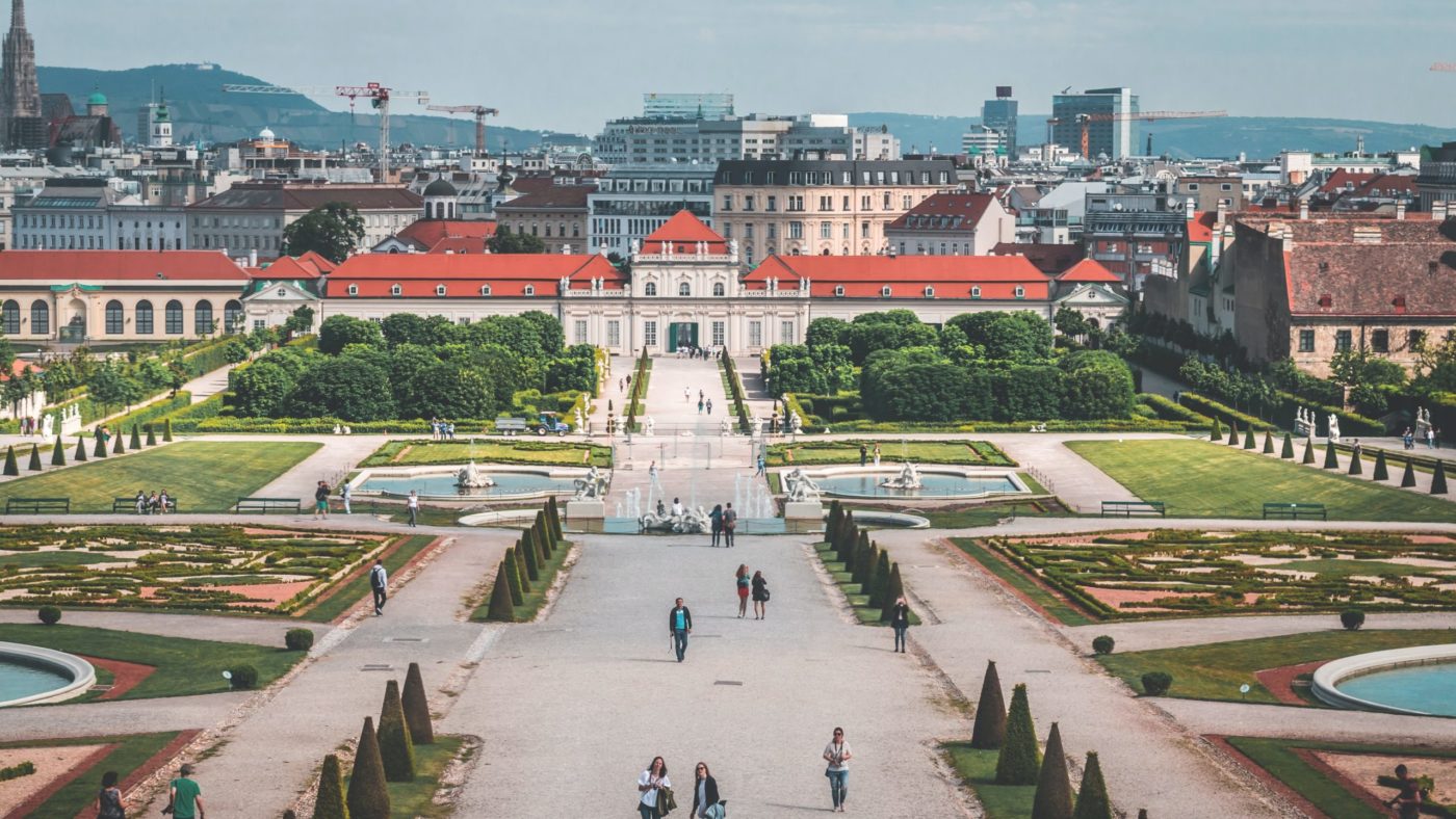 daniel-plan-OE7jKpsk7uU-unsplash, DUNAJ <em>Papežev sožalni telegram</em> ob <strong>tragičnem atentatu na Dunaju</strong>
