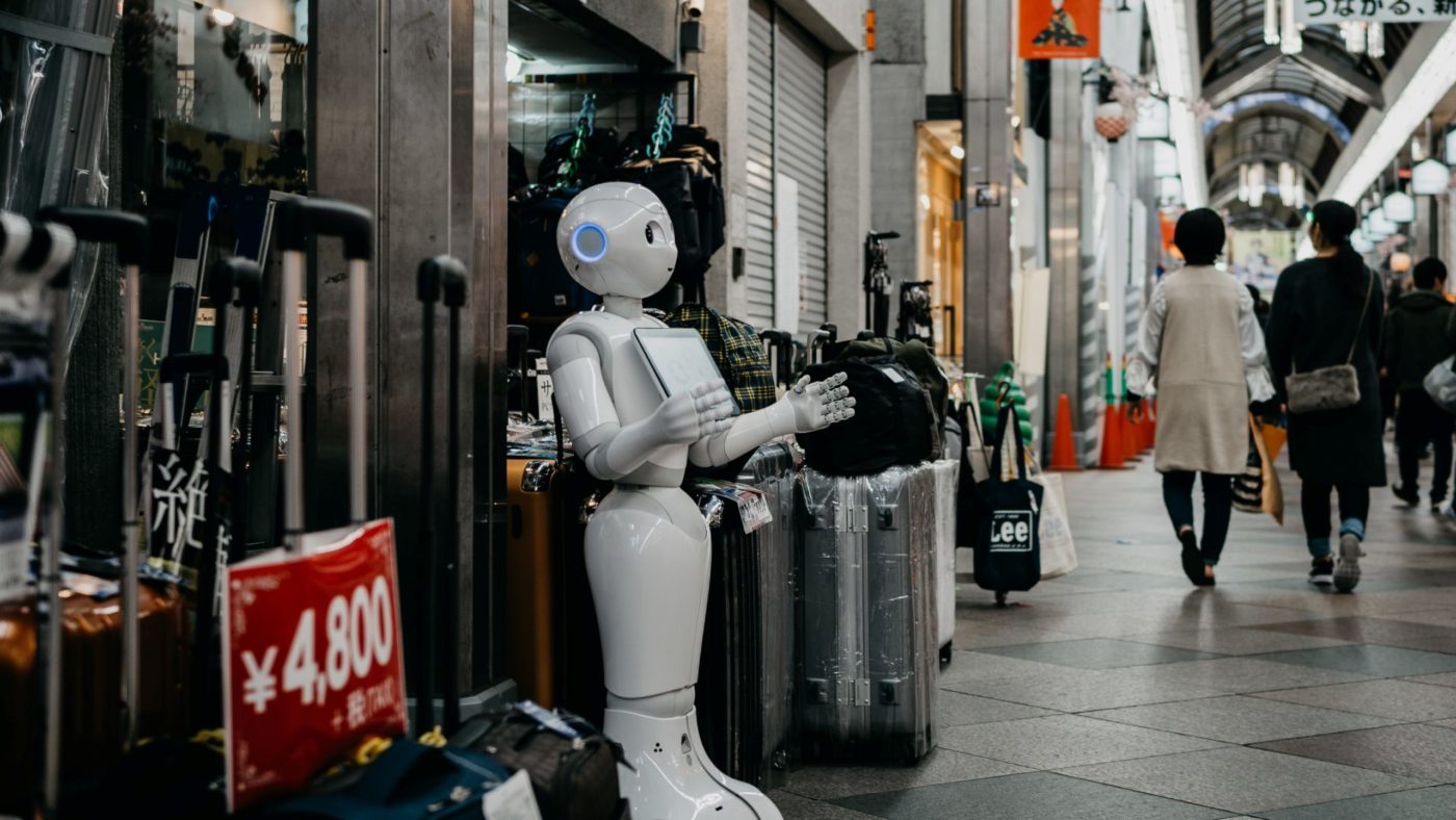 lukas-hND1OG3q67k-unsplash, UMETNA INTELIGENCA Da bi napredek na področju <strong>robotike in umetne inteligence</strong> vedno služil <em>človeku</em>