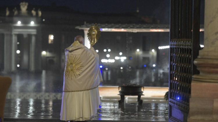 Papež Frančišek v <strong>letu 2020</strong>: <em>Moč molitve v času pandemije</em>
