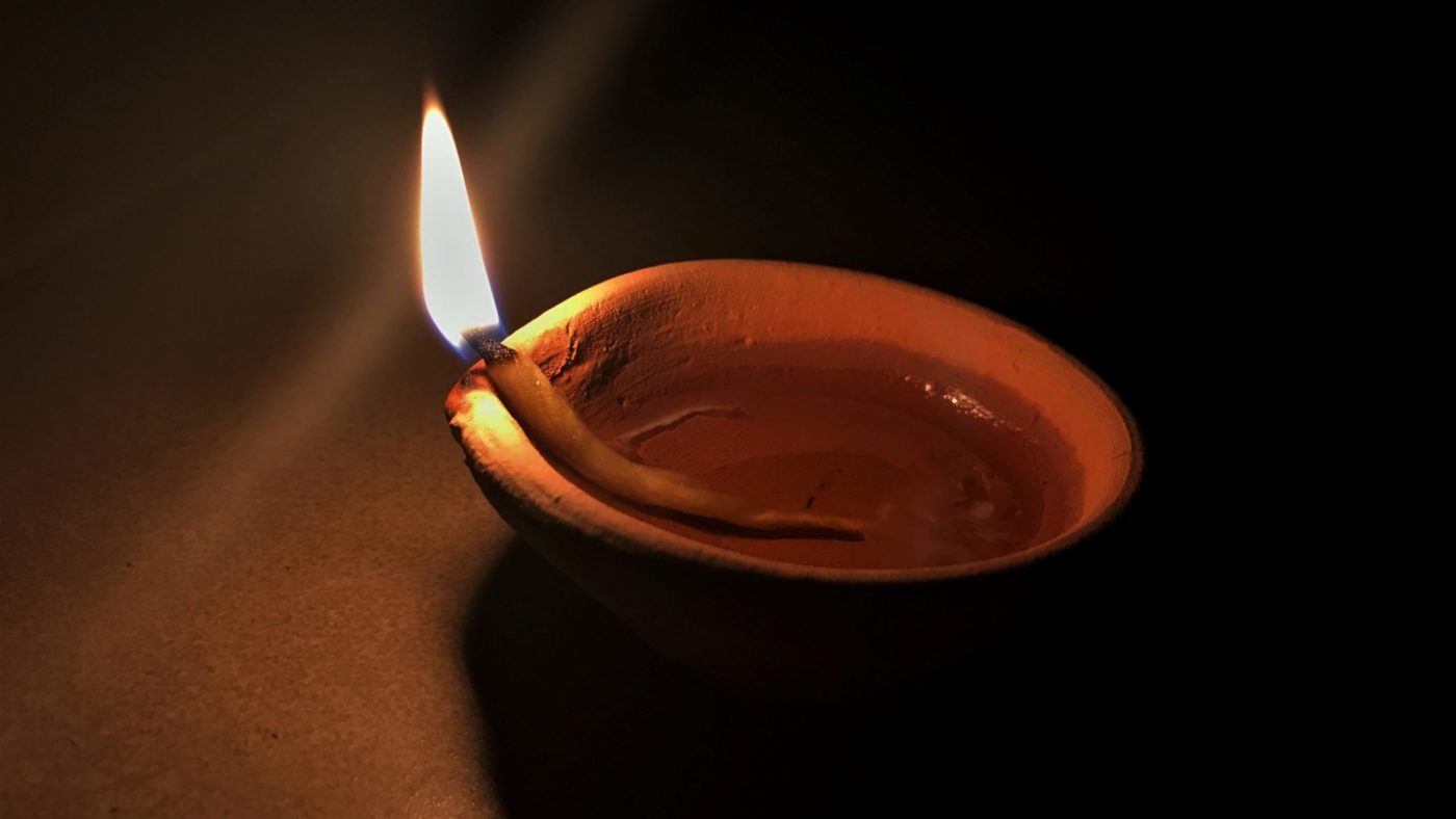 SVETILKA charu-chaturvedi-zrQ3CFwwSaU-unsplash Kardinal Tagle: V tem letu pandemije nas <em>božič</em> vabi k <strong>solidarnosti</strong>