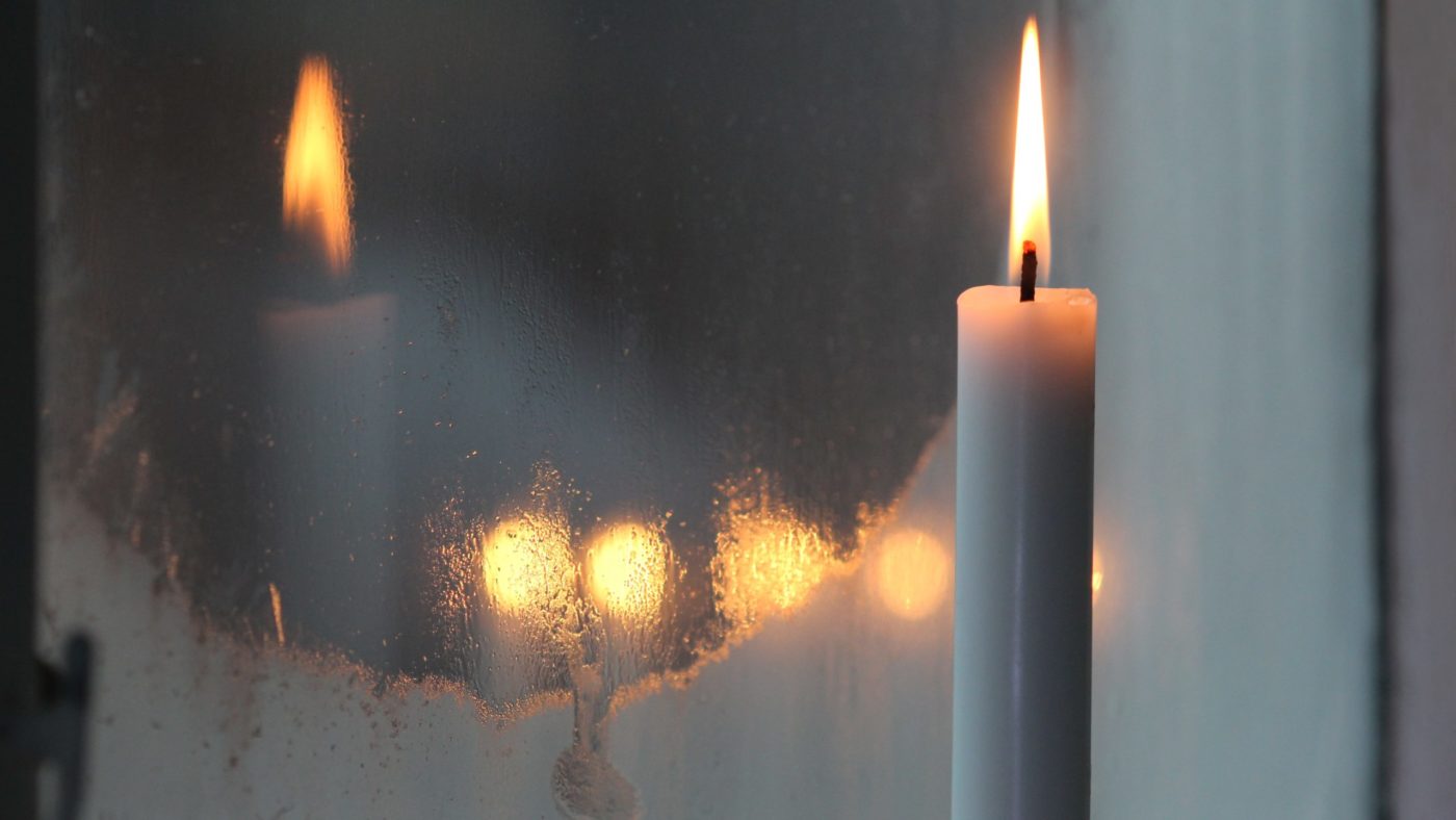 anne-nygard-0uRJY0sStM0-unsplash sveča Papeži o <em>adventu</em>: <strong>Čas upanja </strong>