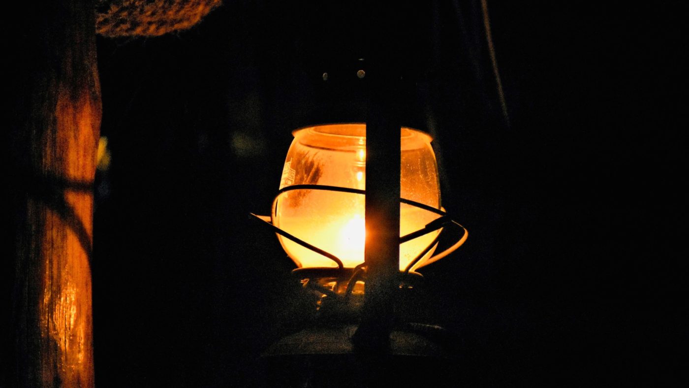 svetilka-jason-peter-RC7karesOi8-unsplash-1-scaled Druga <em>adventna</em> nedelja: Živeti z <strong>nepotešenimi hrepenenji</strong>