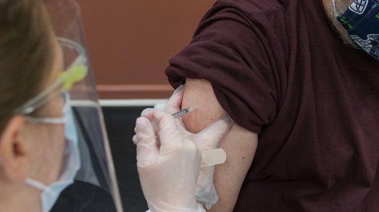 <em>Papež</em> na Canale 5 o <em>etični odločitvi</em> <strong>za cepljenje</strong> proti koronavirusu