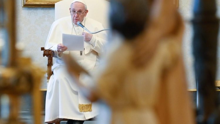 Papež pri katehezi: <strong>Sveto pismo</strong> kot <EM>kraj pogovora z Bogom</EM>