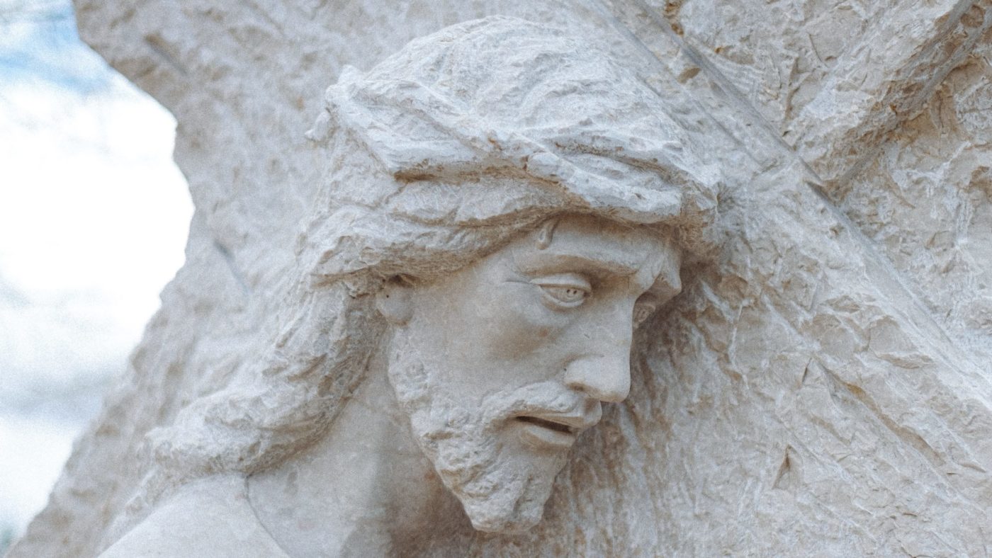 wesley-tingey-y2-FG8oiSiQ-unsplash Papež Frančišek: <strong>Stil Boga je njegova bližina</strong>, ki se izraža po <em>sočutnem Jezusu</em>