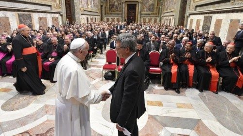 Papeževo <EM>voščilo</EM> ob <strong>90-letnici Radia Vatikan</strong>