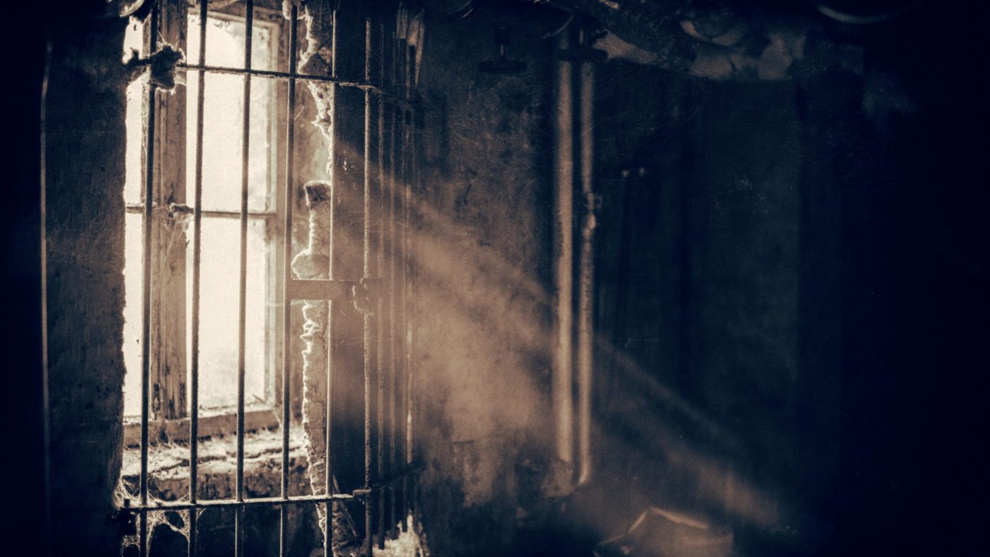 denny-muller-uWYedErgXgU-unsplash JEČA Predavanje dr. Juhanta: V revolucionarnih <strong>procesih</strong> <em>obsojenih na zapor ali smrt 480 slovenskih duhovnikov</em>