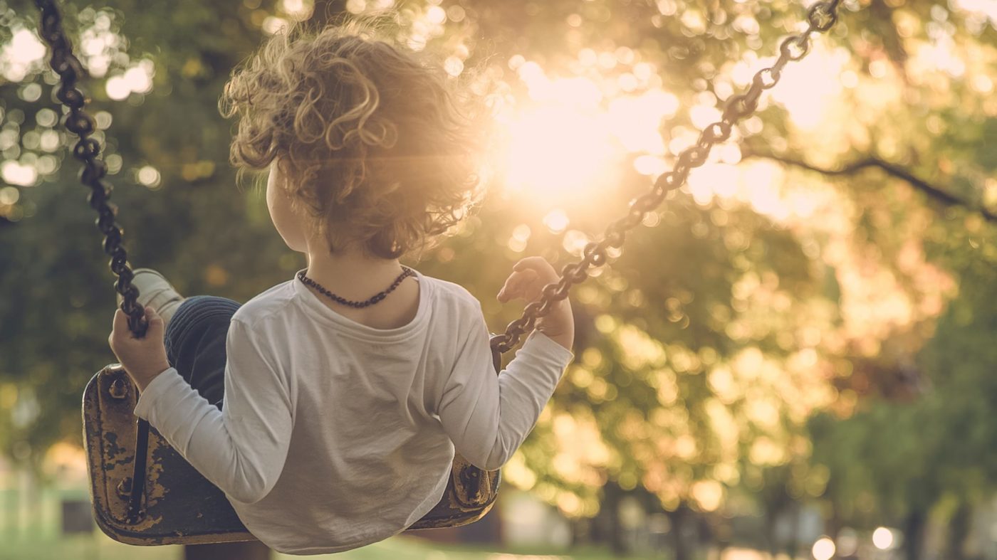 gugalnica johnny-cohen-xro1l0c72VY-unsplash Papež Frančišek staršem: <em>Igra z otroki</em> je <strong>najbolje uporabljen čas</strong>