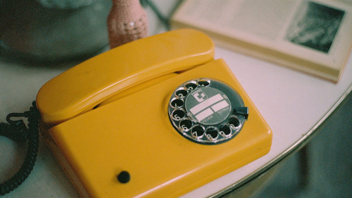 markus-spiske-BGq8mTlzL6g-unsplash <strong>Povezani</strong> preko telefona: <em>Pogovor, ki starejšim polepša dan</em>
