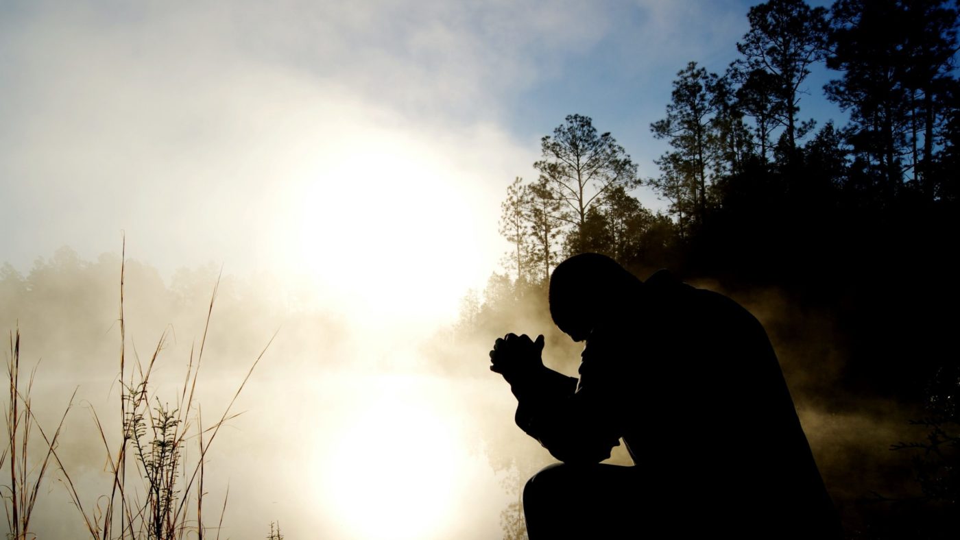 aaron-burden-lPCu8HnGU2E-unsplash (1) Papež pri katehezi: V <strong>času raztresenosti in suhote</strong> vztrajno <EM>nadaljujmo s hojo</EM>