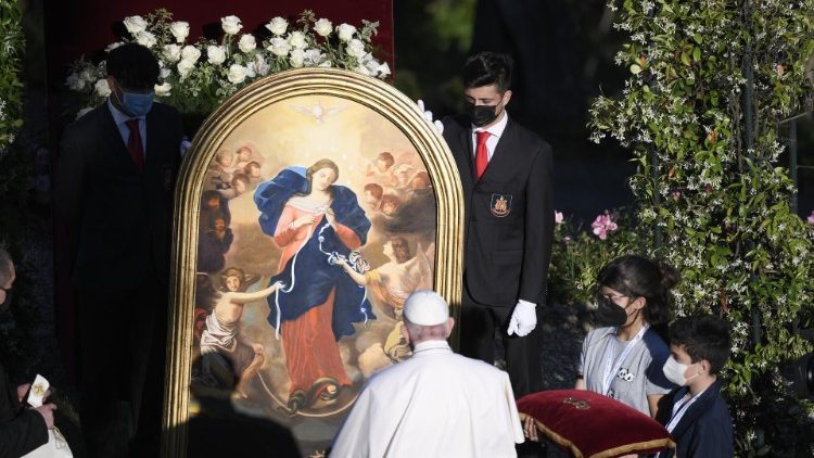 Papež sklenil <strong>majski molitveni maraton</strong>: <em>Marija, razveži vozle</em>, ki stiskajo naša življenja