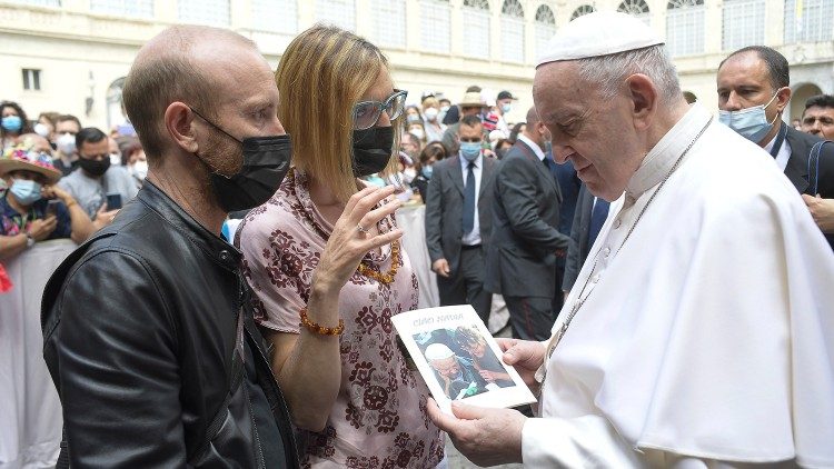 Pri papežu <strong>sestra Nadie De Munari </strong>: <EM>Rekel mi je, da je tudi jeza molitev </EM>