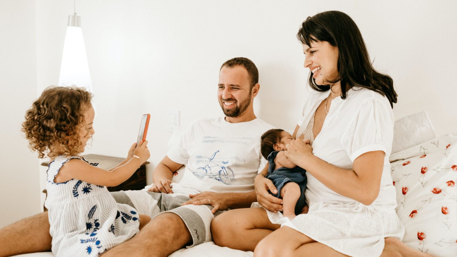 jonathan-borba-unsplash <strong>Otrok</strong> potrebuje <em>mamo</em> in <em>očeta</em>