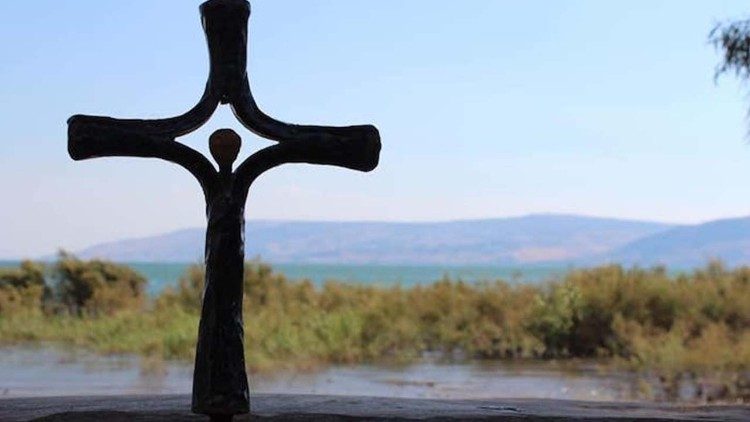 Sveta dežela: <strong>Vandali</strong> <em>podrli železni križ z oltarja v Tabgi </em>