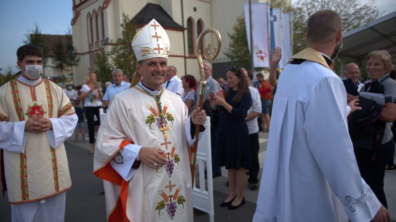 Novi novomeški škof <strong>msgr. dr. Andrej Saje</strong> je bil <EM>posvečen v župnijski cerkvi v Mirni Peči</EM>