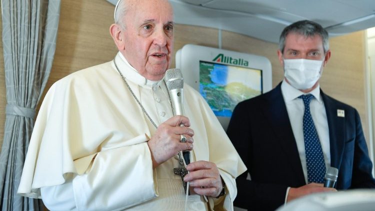 Papež <em>novinarjem</em> na letalu <strong>o splavu, pristopanju k obhajilu in istospolnih zvezah</strong>