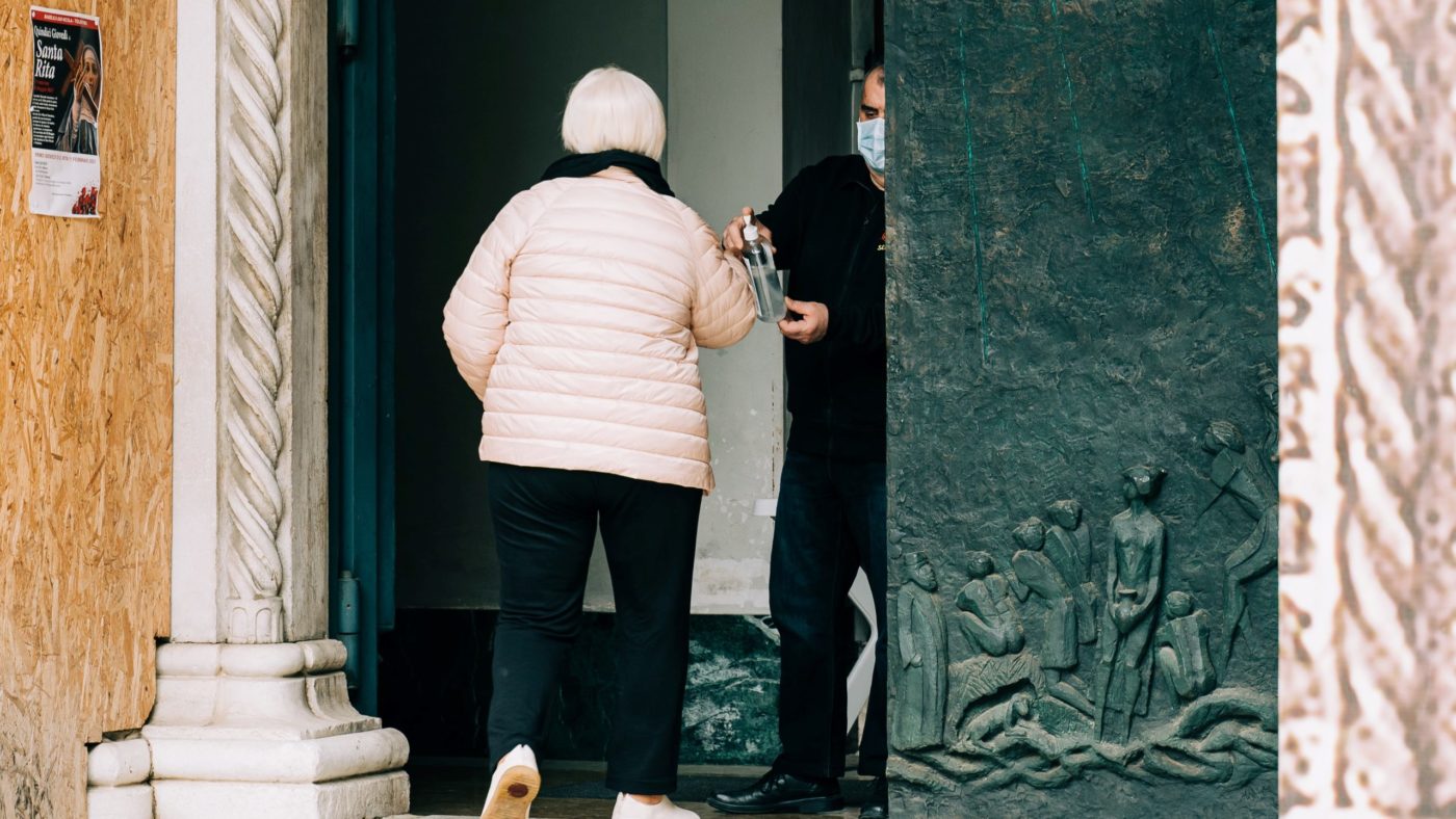 gabriella-clare-marino-CP3D0F06-Yc-unsplash (1) Izpolnjevanje pogoja <strong>PTC</strong> zahtevano tudi za <em>obisk cerkva oz. svete maše </em>