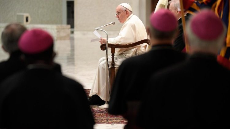 Papež izrazil <strong>bolečino</strong> ob poročilu o <em>spolnih zlorabah v Franciji</em>