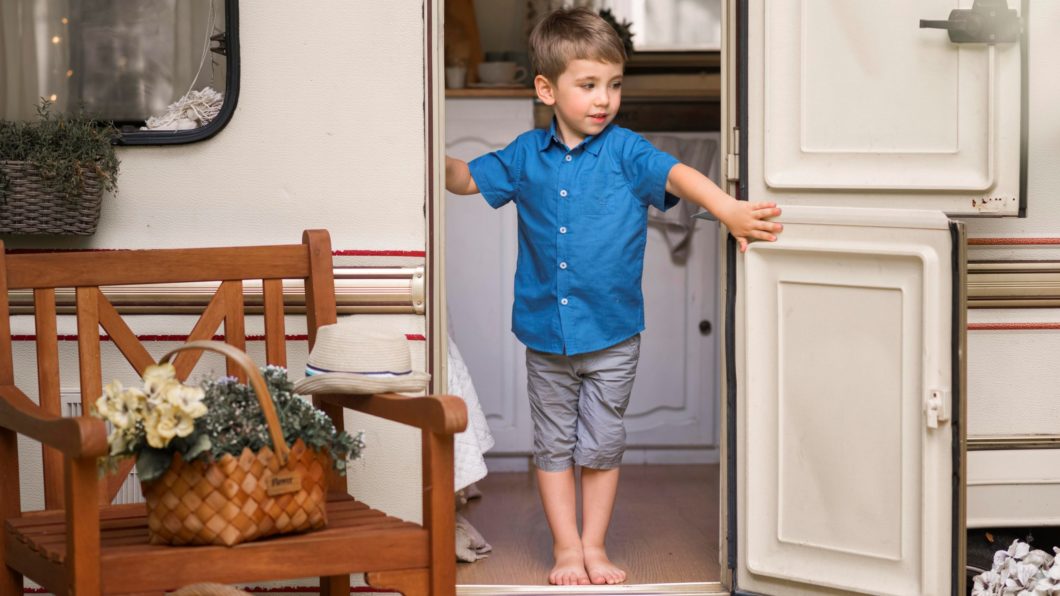 front-view-little-boy-opening-caravan-s-door, freepik <strong>Komu</strong> bomo v adventu <em>odprli vrata</em>?