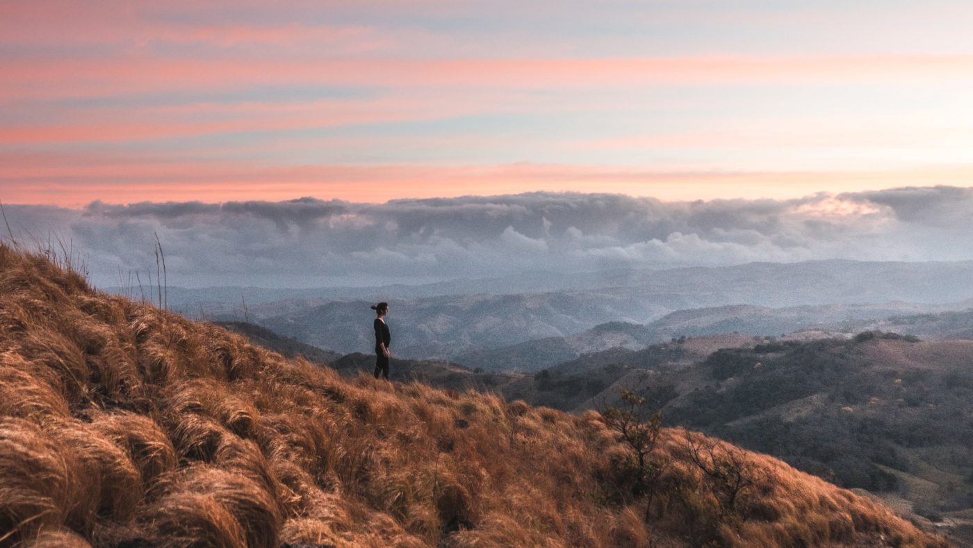 miguel-bruna-o7gzqjJTkic-unsplash Papež Frančišek: <strong>Središče</strong>, utripajoče srce Božje Besede, ki daje trdnost, <em>je dejavna ljubezen</em>