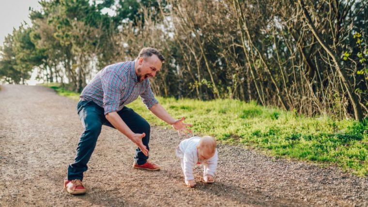 peter-dlhy-unsplash Bog <strong>preko otroka</strong> vabi k rasti tudi nas <em>starše</em>