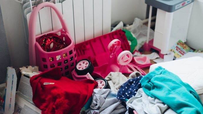 Picture of a girl’s children’s room with a strong mess Z <em>verigo ljubezni</em> skozi advent – <strong>18. december</strong>
