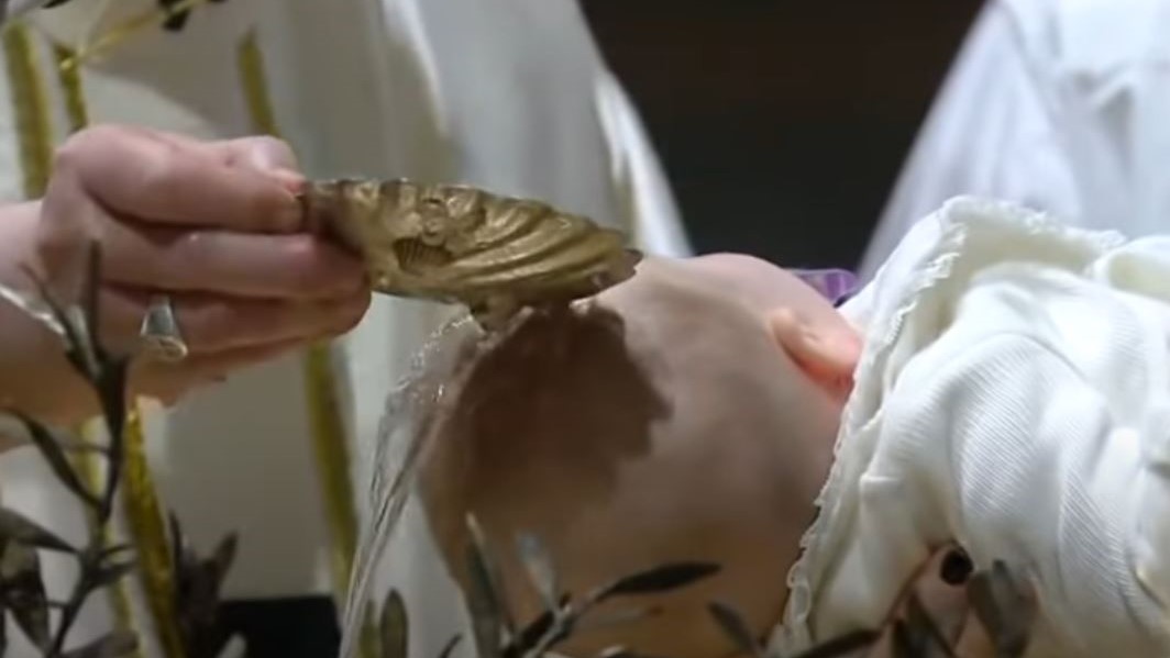 Papež <strong>med krstom</strong>: <em>Naloga staršev in botrov je, da ohranjajo krščansko identiteto otrok </em>
