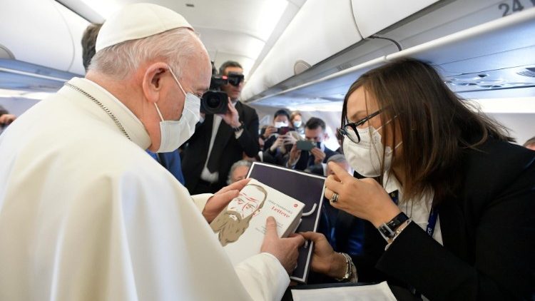 Papeževa <strong>poslanica za 56. svetovni dan sredstev družbenega obveščanja</strong>: <em>Poslušati z ušesi srca</em>