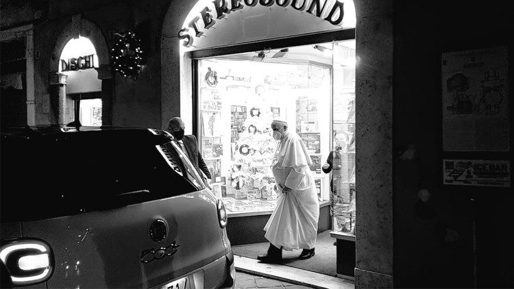 Papež <strong>obiskal trgovino s ploščami</strong> <em>v središču Rima</em>