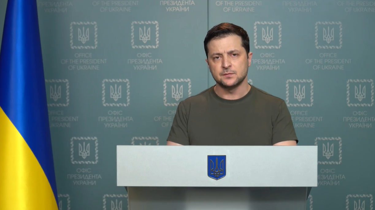 <strong>Papež Frančišek poklical Zelenskega </strong>in mu izrazil <EM>globoko žalost zaradi vojne v Ukrajini</EM>