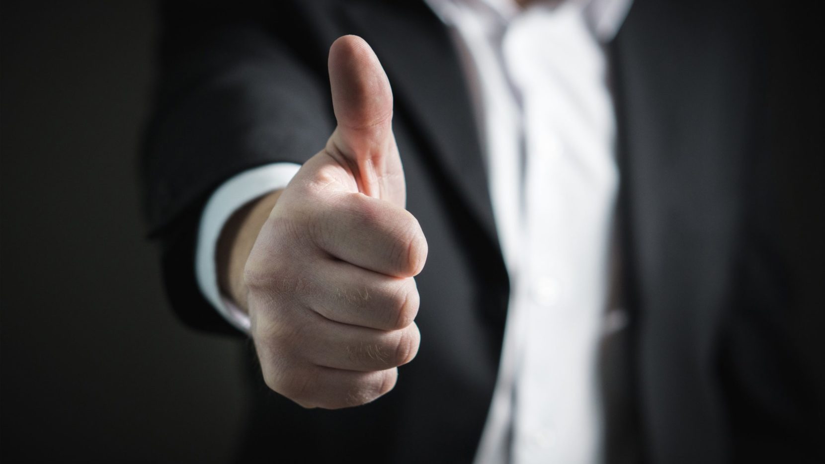 pexels-pixabay, close-up hand <strong>Oznanjevanje</strong> ni rezervirano za <em>‘popolne’</em>