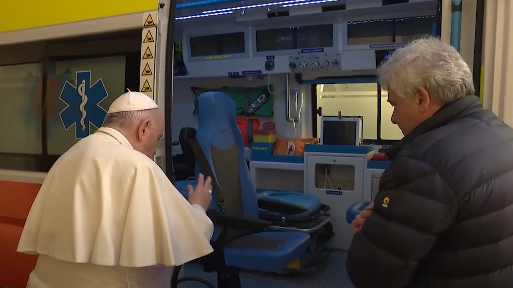 Papež <strong>blagoslovil reševalno vozilo</strong>, ki ga je podaril <EM>Ukrajini</EM>