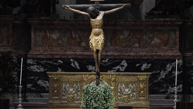 V <strong>postnem času</strong> ob petkih <em>križev pot v baziliki sv. Petra</em>