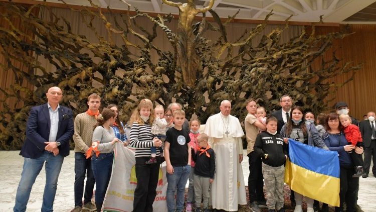 Papež pozdravil <strong>ukrajinske otroke</strong>: <em>Naj se neha ta divja okrutnost vojne</em>