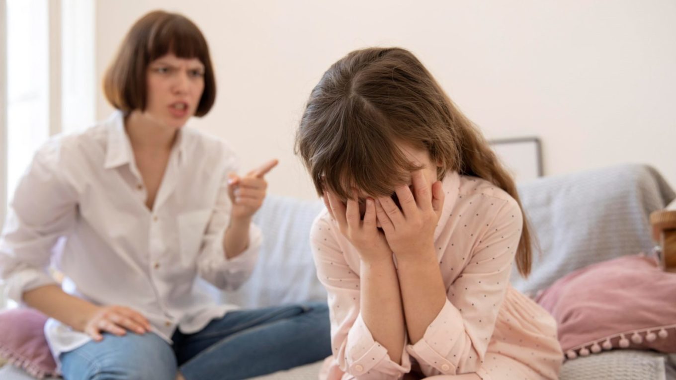 medium-shot-upset-mother-scolding-daughter Ko <strong>vedenje otroka</strong> doživljam <em>osebno</em>