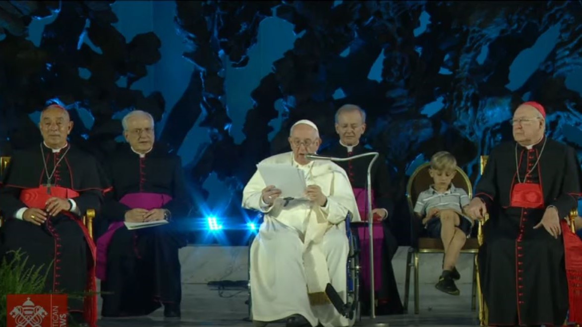 Papež družinam: <strong>Korak več k poroki</strong>, <em>k objemanju križa, odpuščanju, sprejemanju, bratstvu</em>