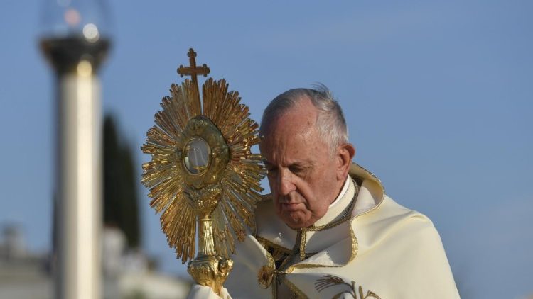 <strong>Papež</strong> ne bo obhajal <em>maše in procesije na praznik svetega Rešnjega Telesa in Krvi</em>