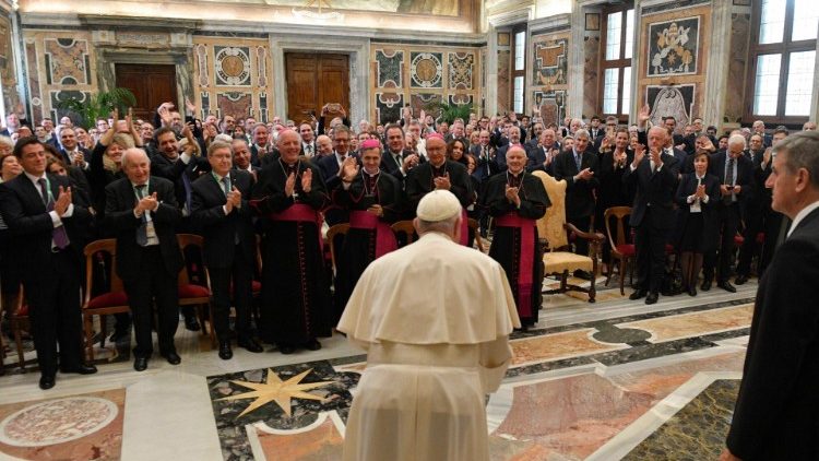 Papež Frančišek pred opoldansko molitvijo: <em>Zakaj se ne bi učili iz zgodovine?</em>
