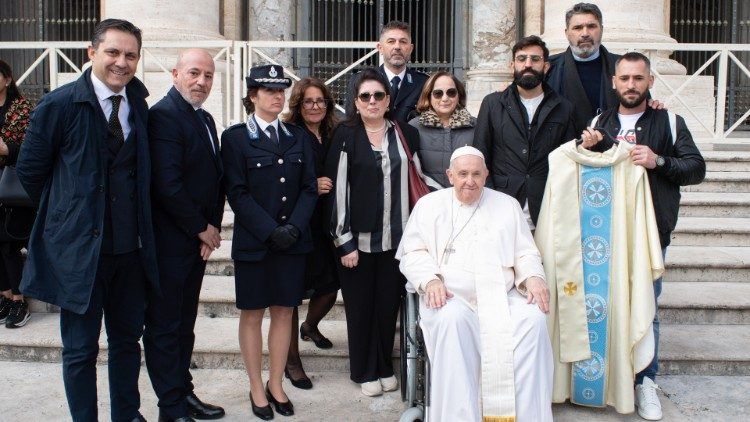 <em>Zaporniki iz zapora Secondigliano</em> <strong>papežu poklonili mašni plašč</strong>