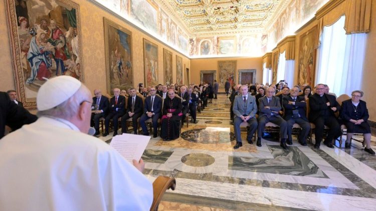Papež komunikatorjem: <strong>Beseda, ki prihaja iz tišine in poslušanja, postane oznanilo</strong>
